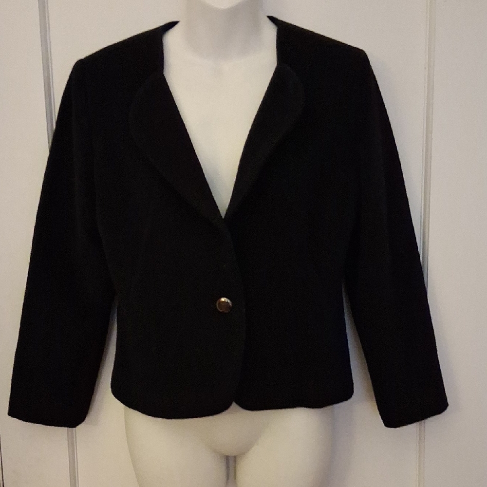 Elegant Black Tailored Women's Real Wool Blazer with one Button closure. Small S